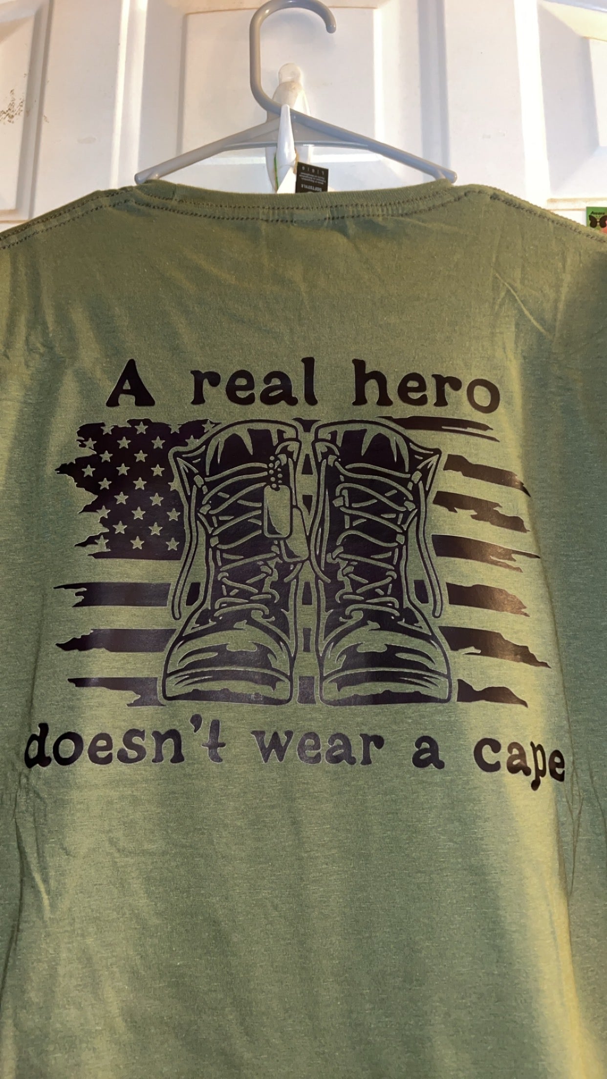 A Real Hero Does not Wear a Cape T-shirt: Black Design